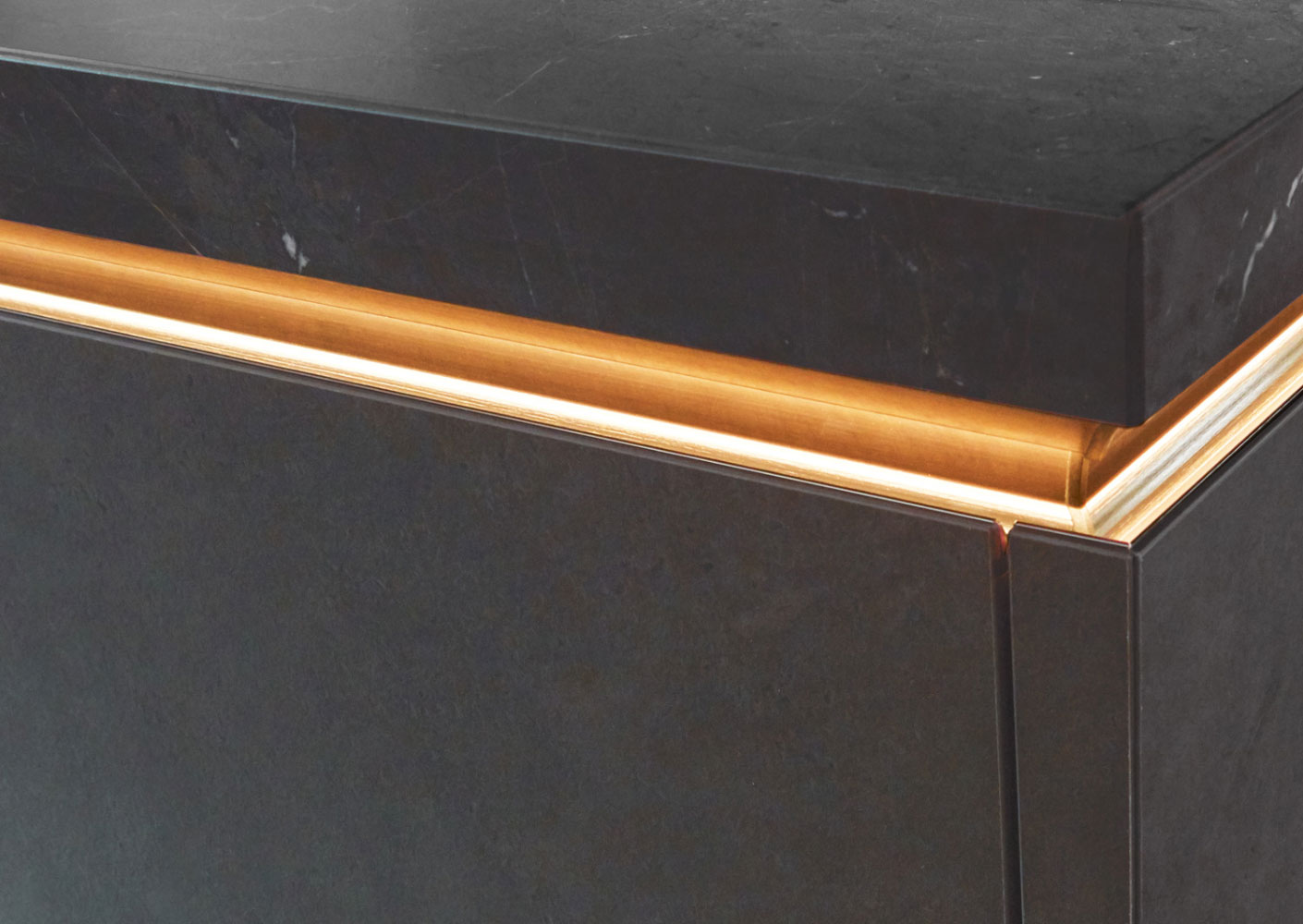 Illuminated i-luminate handle rail in brass