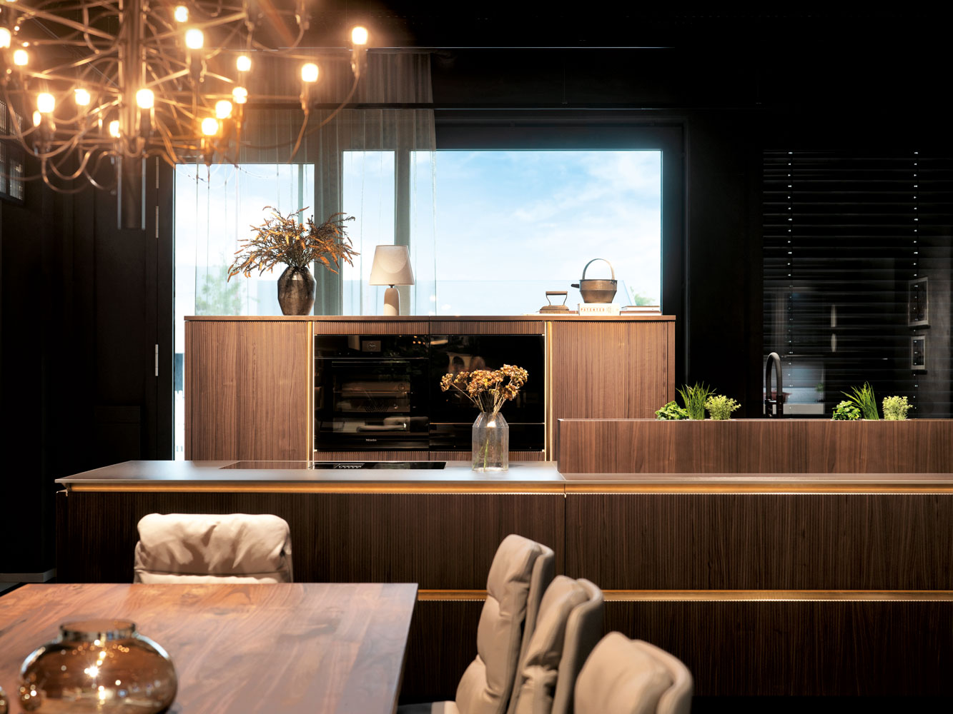 Cuisine de luxe i-luminate en bois de noyer avec éclairage de cuisine intégré