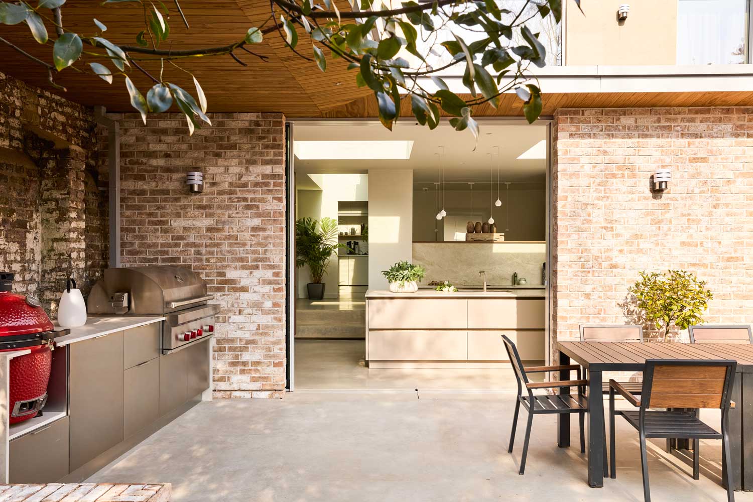 Open kitchen to the terrace with dining area and barbecue corner