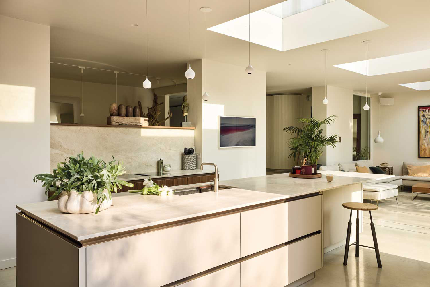 Moderne Einbauküche mit Lichtdesign an der Kücheninsel