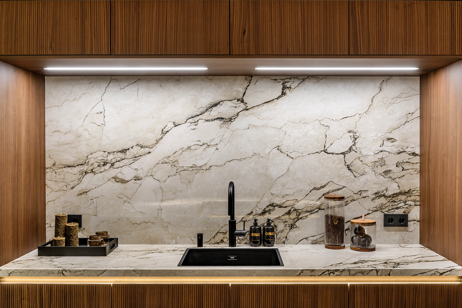 Cuisine design i-luminate® avec crédence en marbre et niche décorative éclairée