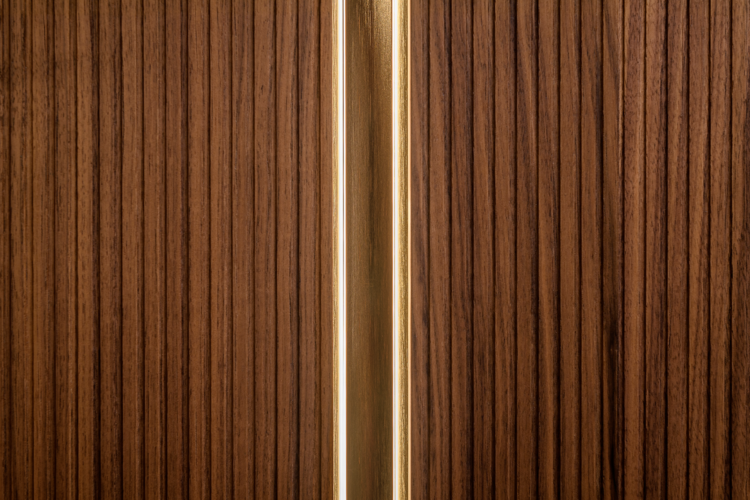 Façade en bois i-luminate® avec poignée lumineuse et éclairage d’ambiance intégré