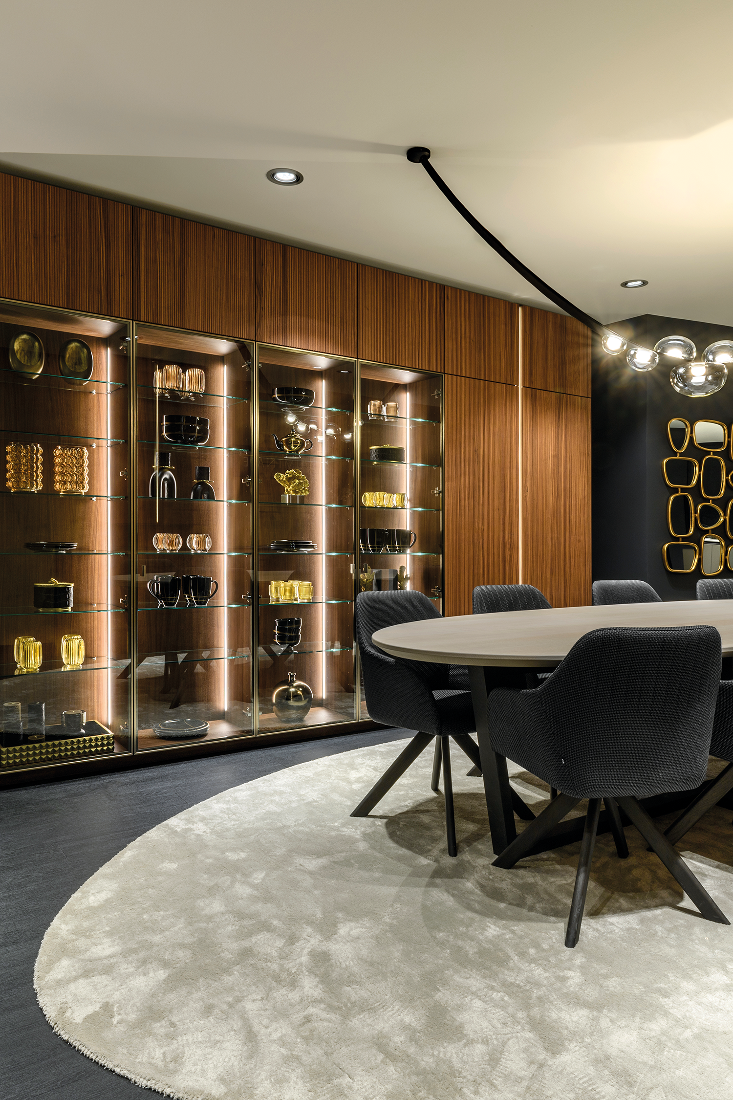 Vitrine en placage bois i-luminate® avec éclairage LED intégré comme élément design