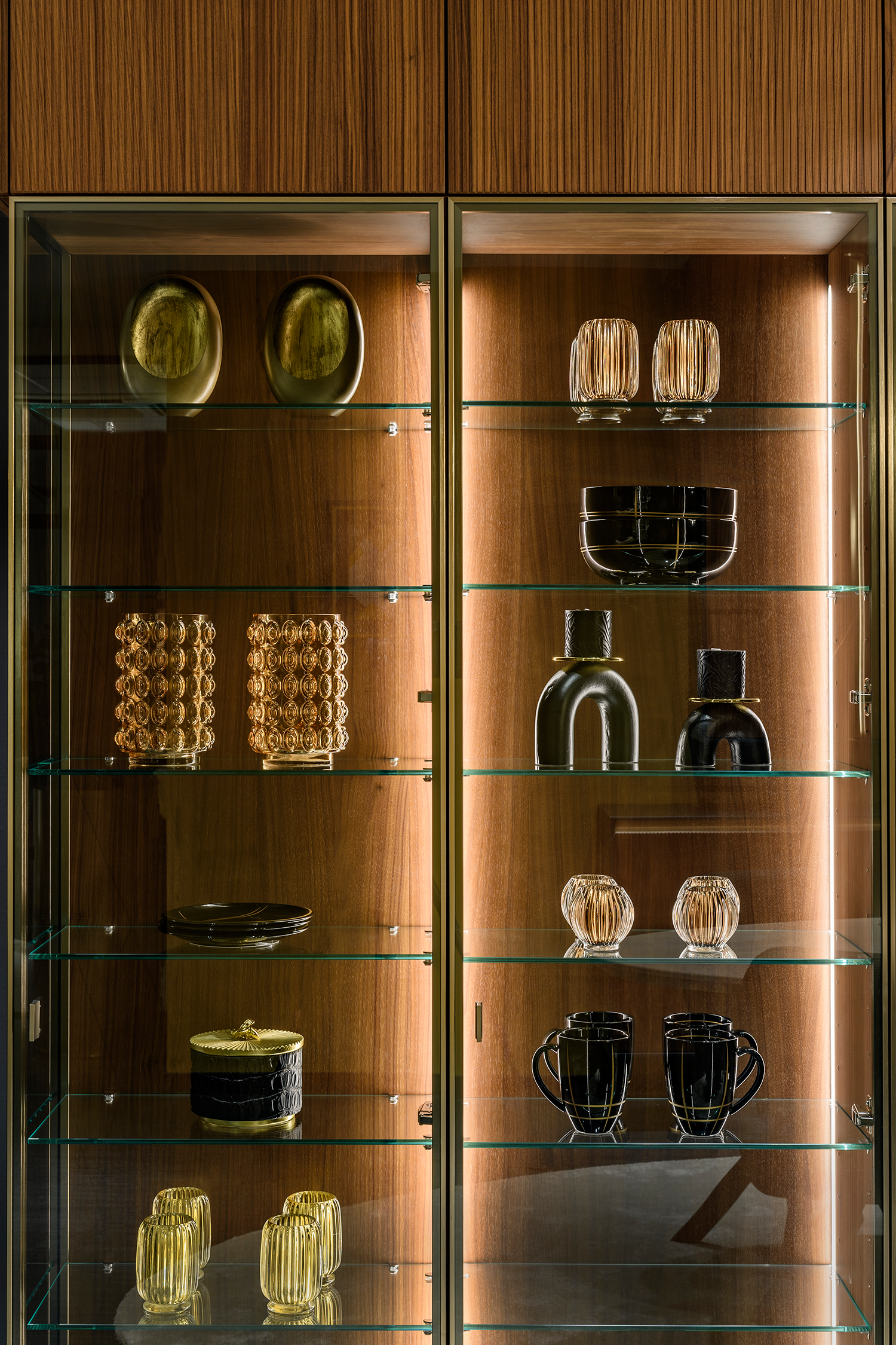 Vitrine en noyer i-luminate® avec étagères en verre et éclairage LED intégré