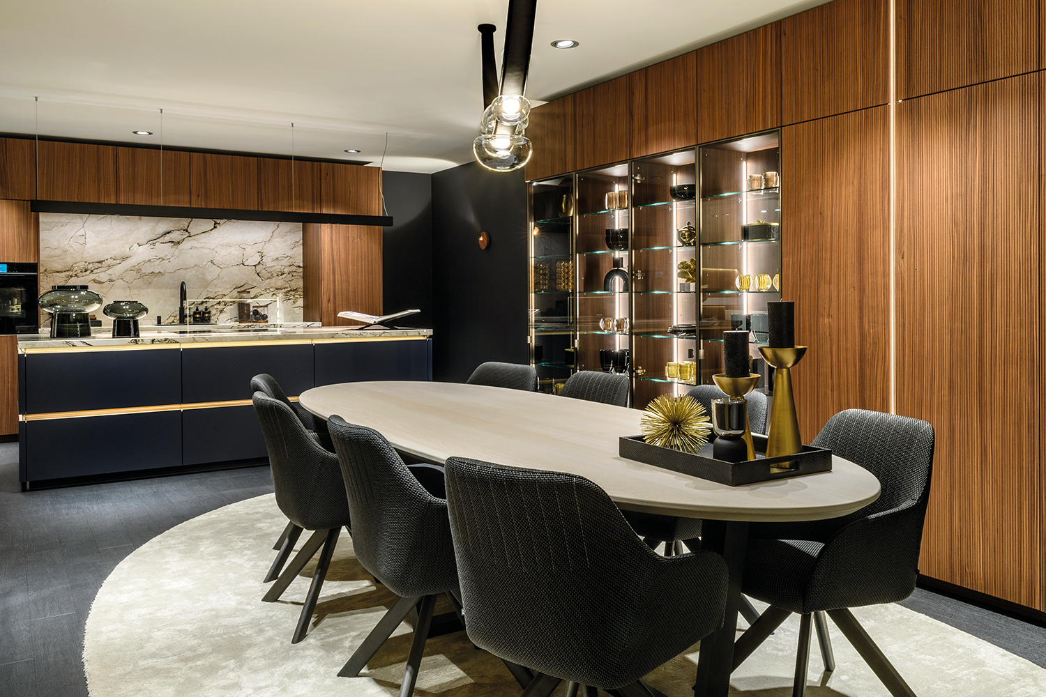 Vitrine en noyer i-luminate® avec éclairage d’ambiance dans une cuisine ouverte moderne