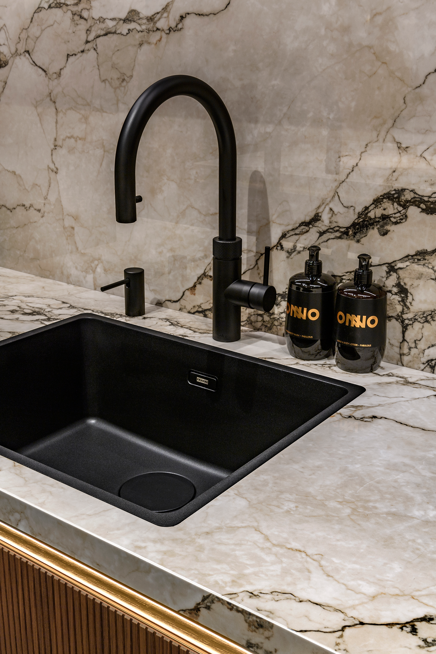 Cuisine design i-luminate® avec plan de travail en marbre et éclairage LED intégré dans la poignée