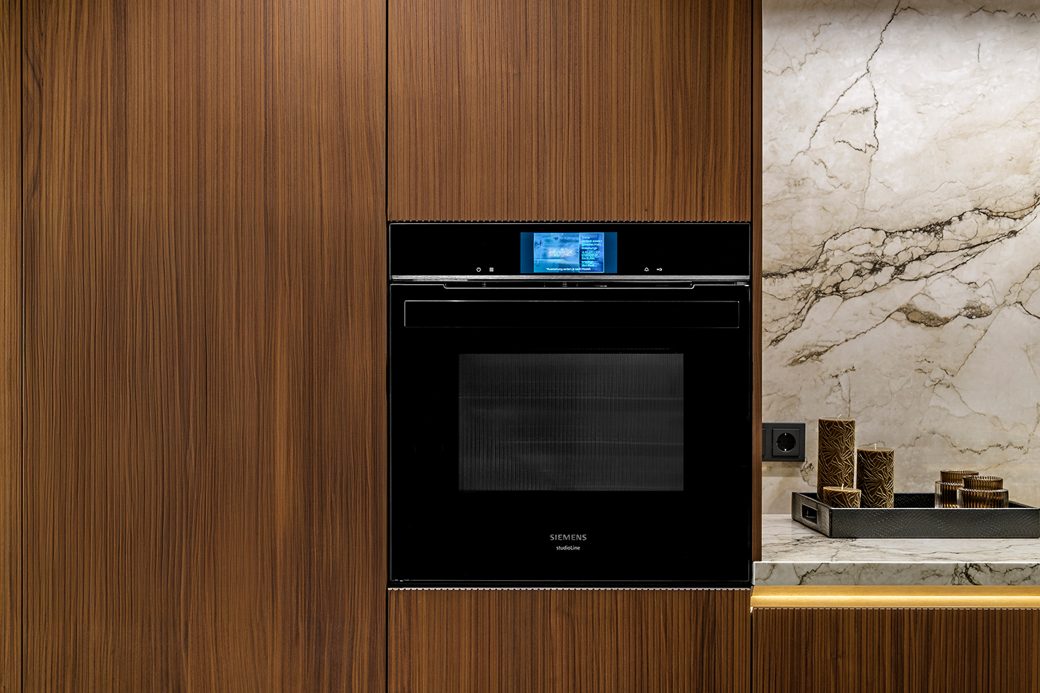 i-luminate® designkeuken met houtlamellen hogekast en geïntegreerde Siemens oven