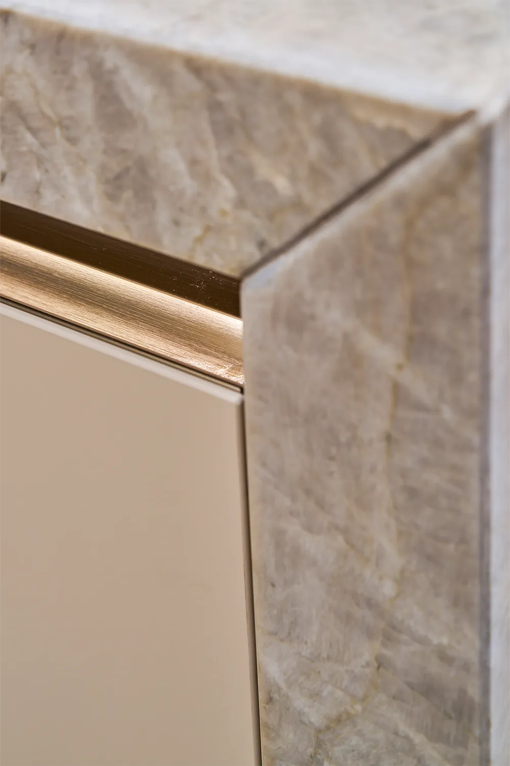 Cuisine design sans poignées i-luminate avec profil de poignée lumineux en bronze et façades de cuisine claires.