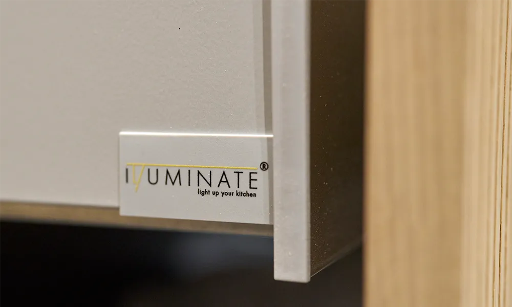 i-luminate hoogwaardige uittrekbare lade met slank frame in designkeuken met fronten van licht eikenfineer.