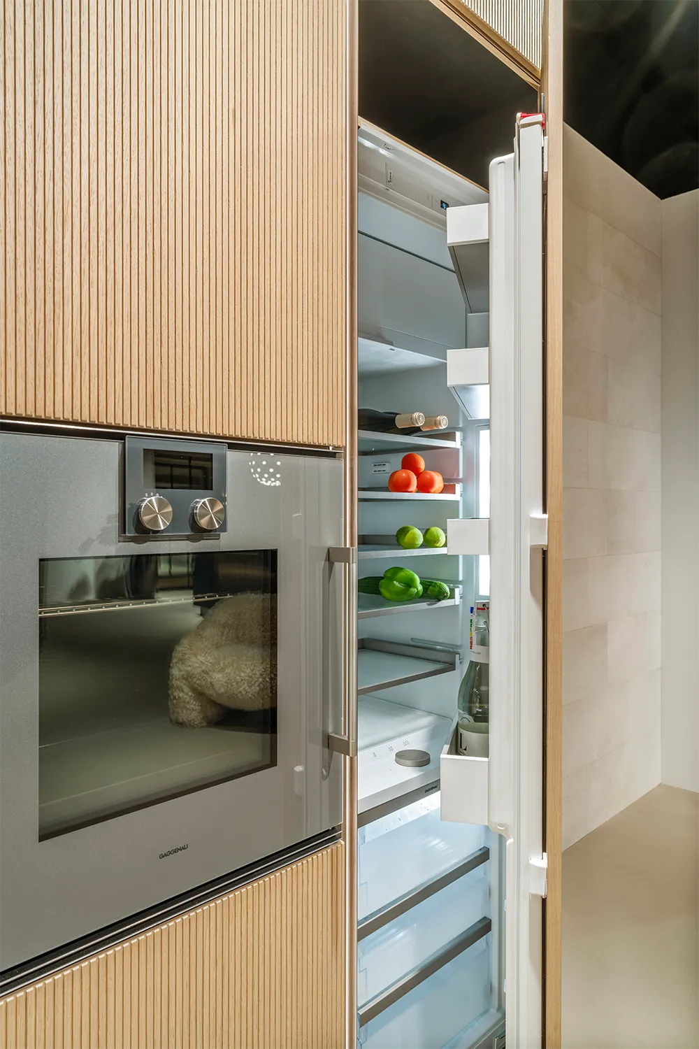 i-luminate premium keuken met fronten van Helen eikenfineer, hoge kasten, verborgen opbergruimte en geïntegreerde keukenapparatuur.