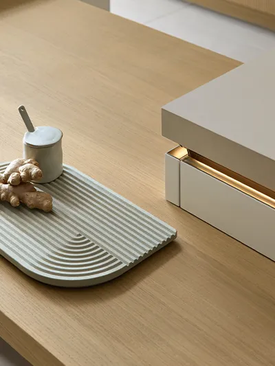 i-luminate Designküche mit exklusivem Lichtdesign patentierter Griffleiste und angesetztem Tisch