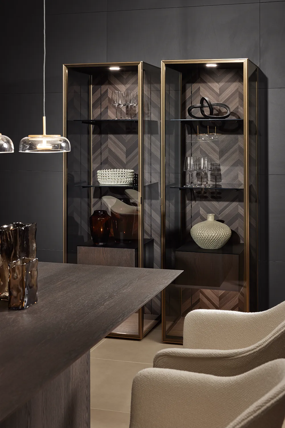 Cuisine design sombre i-luminate avec bois et îlot